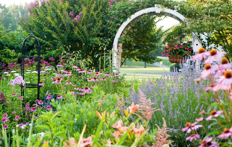 7 INSPIRING GARDEN DÉCOR IDEAS